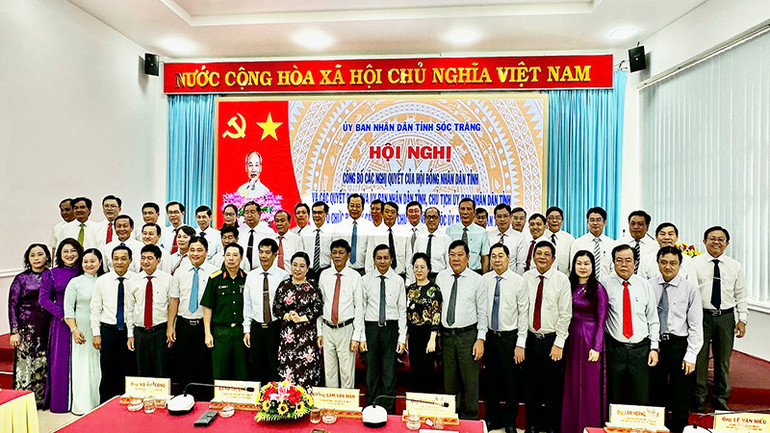 Nhân sự lãnh đạo các Sở mới chụp ảnh với lãnh đạo Tỉnh ủy Sóc Trăng.