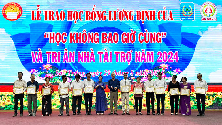 Lần đầu tiên tỉnh Sóc Trăng trao học bổng cho người lớn có tinh thần học tập tiêu biểu.