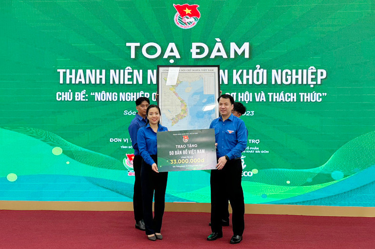 Trung ương Đoàn trao tặng 50 bản đồ Việt Nam cho Tỉnh Đoàn Sóc Trăng.