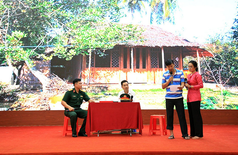 Các thí sinh thực hành phần thi thực hiện dân vận khéo.