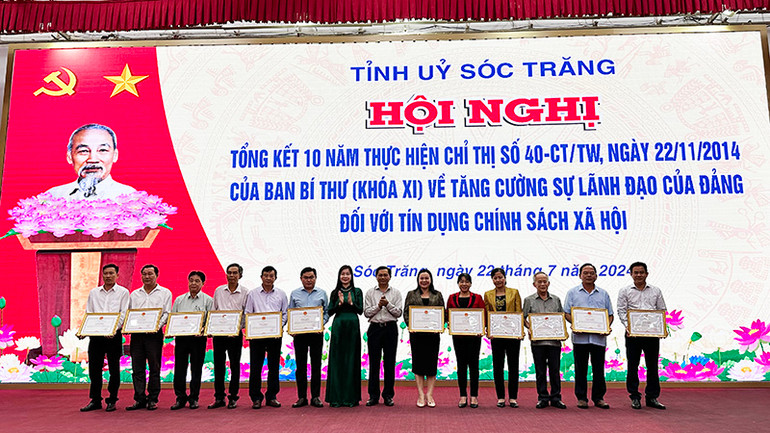 Chủ tịch Trần Văn Lâu và Phó Tổng Giám đốc Ngân hàng Chính sách xã hội Việt Nam Nguyễn Thị Hằng trao Bằng khen cho các cá nhân.