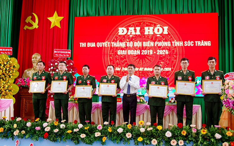 Đồng chí Lâm Văn Mẫn, Bí thư Tỉnh ủy Sóc Trăng, trao bằng khen cho các tập thể, cá nhân.