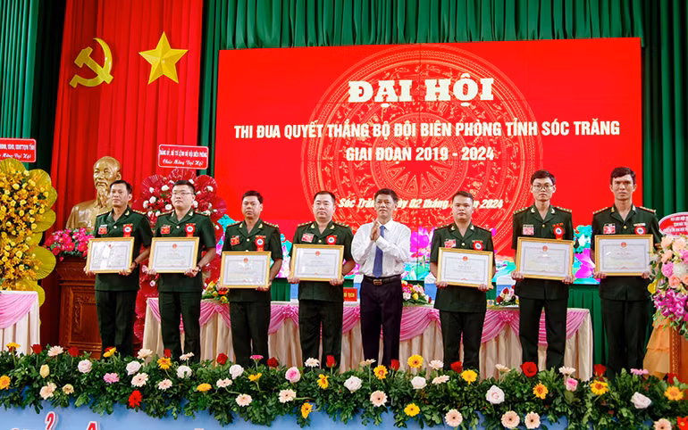 Đồng chí Lâm Văn Mẫn, Bí thư Tỉnh ủy Sóc Trăng, trao bằng khen cho các tập thể, cá nhân.