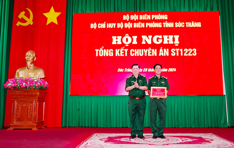 Đại tá Trịnh Kim Khâm, thừa ủy nhiệm trao số tiền thưởng nóng 10 triệu đồng cho Ban chuyên án ST1223.