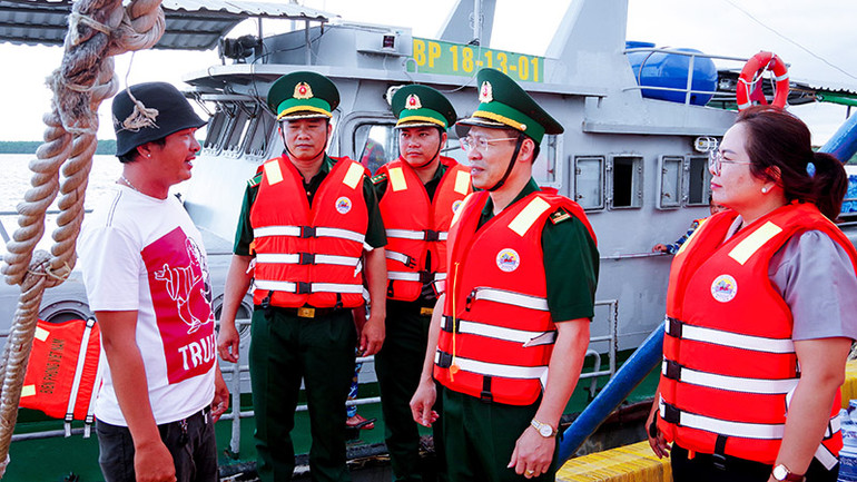 Lãnh đạo Bộ đội Biên phòng tỉnh thăm hỏi tình hình đánh thủy sản của ngư dân.