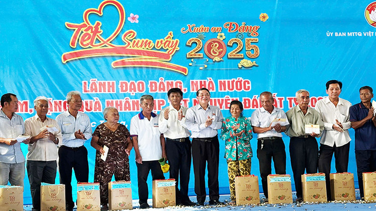 Phó Chủ tịch Quốc Hội Nguyễn Đức Hải và Bí thư Tỉnh ủy Sóc Trăng Lâm Văn Mẫn trao quà cho các hộ gia đình khó khăn đón Tết.