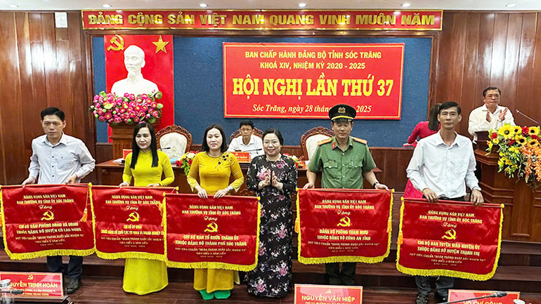 Phó Bí thư Thường trực Tỉnh ủy Sóc Trăng Hồ Thị Cẩm Đào tặng Cờ thi đua cho các đơn vị.