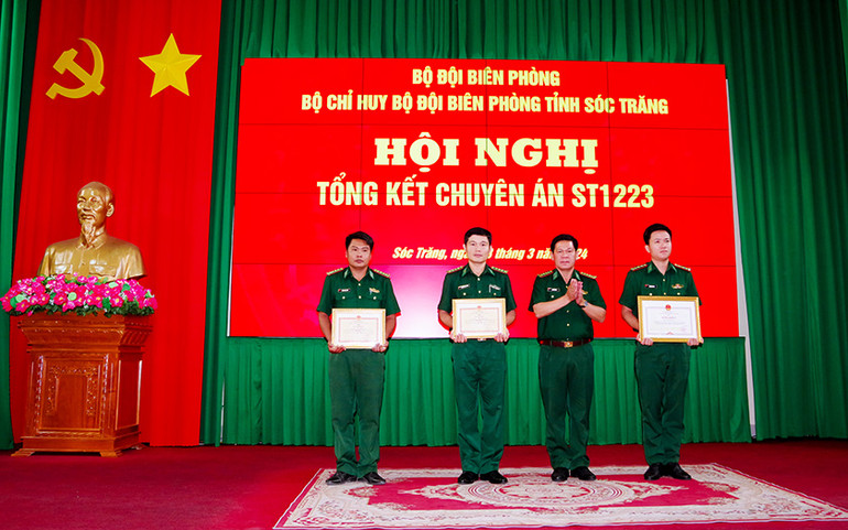 Khen thưởng các tập thể cá nhân có thành tích xuất sắc, đột xuất trong công tác đấu tranh phòng, chống tội phạm mua bán người.