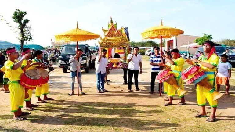 Nghi thức rước Phật trong Lễ hội Chrôi Rum Chếk.