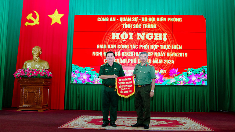 Trao cờ Thường trực thực hiện Nghị định số 03/2019/NĐ-CP của Chính phủ quý 4/ 2024 cho Công an tỉnh Sóc Trăng.