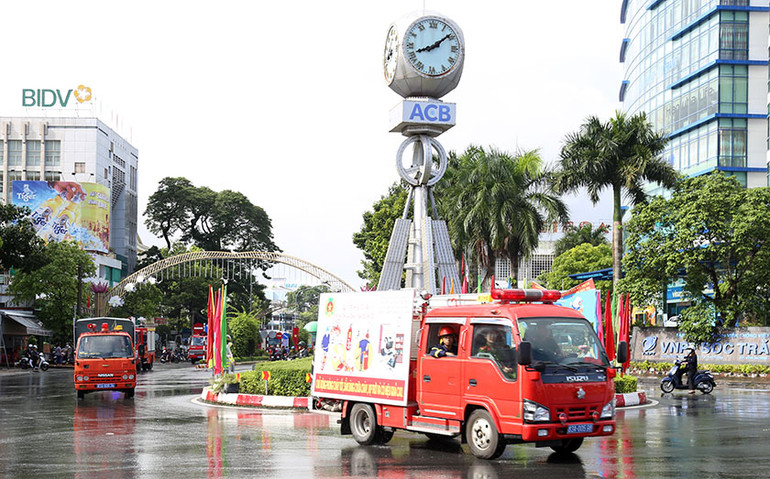 Lực lượng diễu hành phát động toàn dân phòng cháy, chữa cháy trên địa bàn