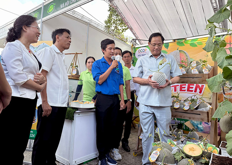 Phó Chủ tịch Quốc hội Trần Quang Phương tham quan triển lãm “Kết nối nông nghiệp số” và hội chợ nông sản thanh niên toàn quốc năm 2023.