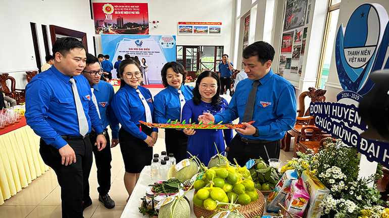 Lãnh đạo Trung ương ương Hội và đại biểu tham quan sản phẩm khởi nghiệp của thanh niên Sóc Trăng.