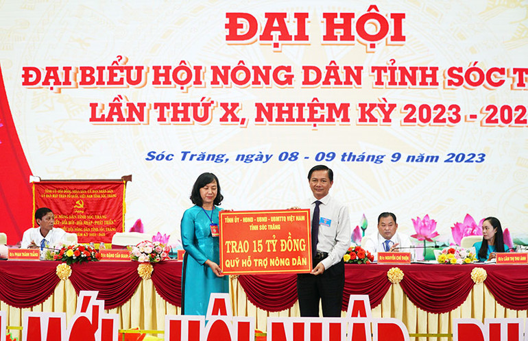 Chủ tịch UBND tỉnh Sóc Trăng Trần Văn lâu tặng 15 tỷ đồng để làm kinh phí hỗ trợ nông dân.