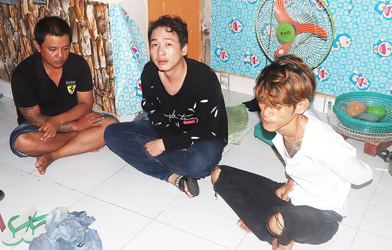 Nhóm đối tượng bị bắt tại phòng trọ số 7.