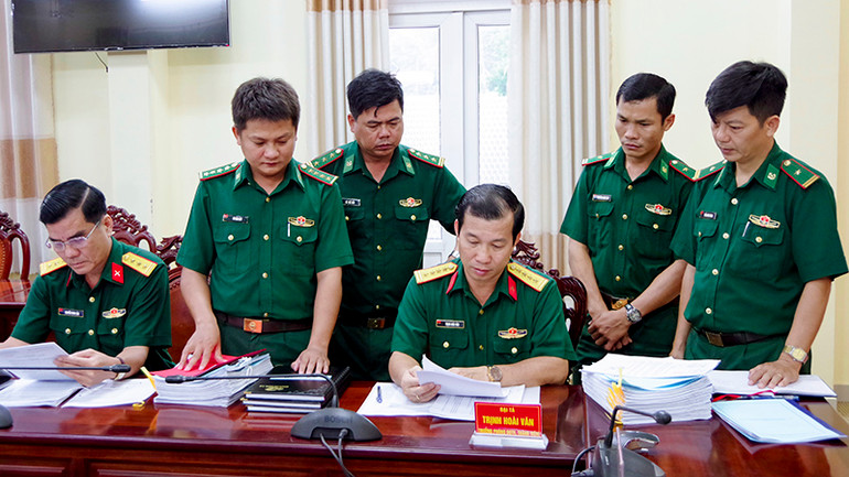 Kiểm tra văn bản, sổ sách liên quan công tác giáo dục quốc phòng và an ninh.