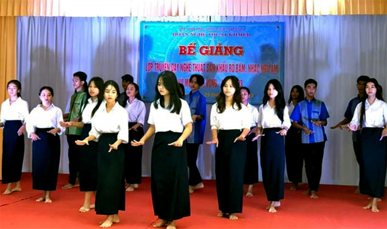 Các học viên biểu diễn nghệ thuật múa Rom-vong.