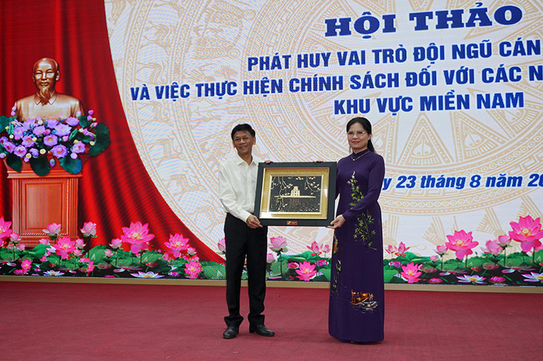 Lãnh đạo Trung ương Hội Liên hiệp Phụ nữ Việt Nam tặng Tỉnh ủy Sóc Trăng bức tranh lưu niệm.