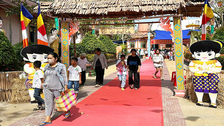 Đồng bào Khmer đến chùa đón mừng Tết cổ truyền Chôl Chnăm Thmây.