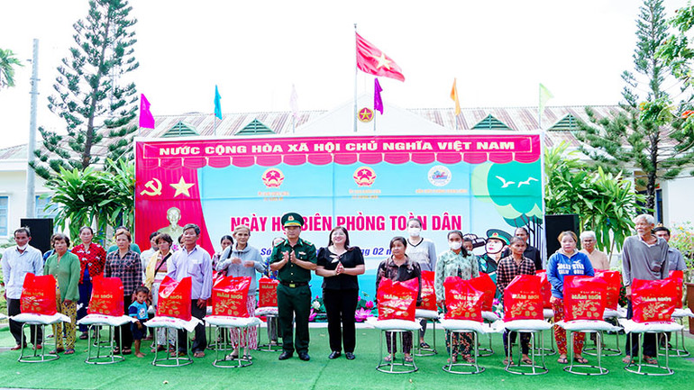 Tặng quà cho các gia đình khó khăn vùng biên giới biển.