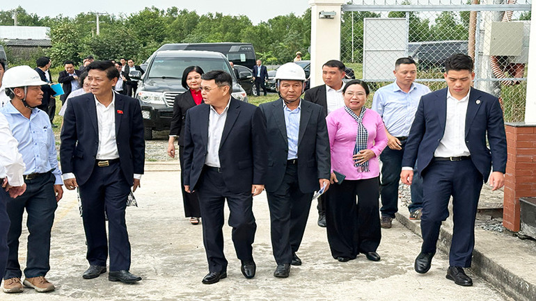 Đoàn đại biểu cấp cao Quốc hội Lào khảo sát khu vực xây trụ phong điện.