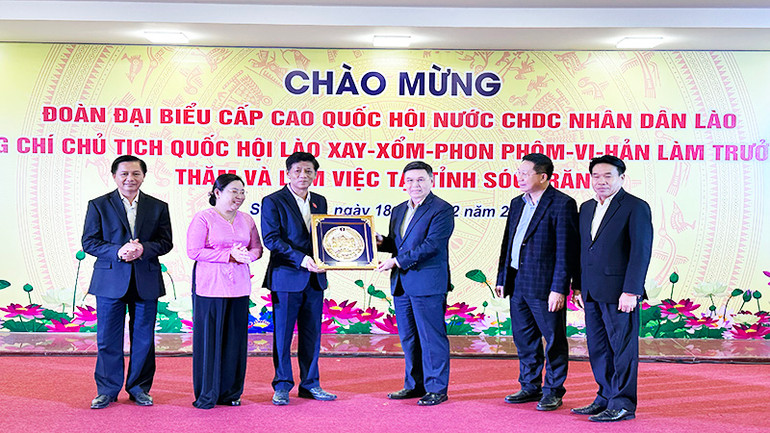 Chủ tịch Quốc hội Lào tặng quà lưu niệm cho lãnh đạo tỉnh Sóc Trăng.