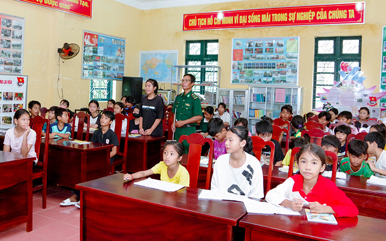 Cán bộ Đồn Biên phòng Lai Hòa giảng dạy cho các em học sinh. (Ảnh: HOÀNG ĐOÁN) Cán bộ Đồn Biên phòng Lai Hòa giảng dạy cho các em học sinh. (Ảnh: HOÀNG ĐOÁN)