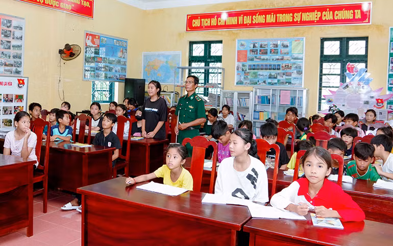 Cán bộ Đồn Biên phòng Lai Hòa giảng dạy cho các em học sinh. (Ảnh: HOÀNG ĐOÁN)