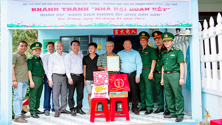 Trao nhà Đại đoàn kết cho hộ khó khăn.