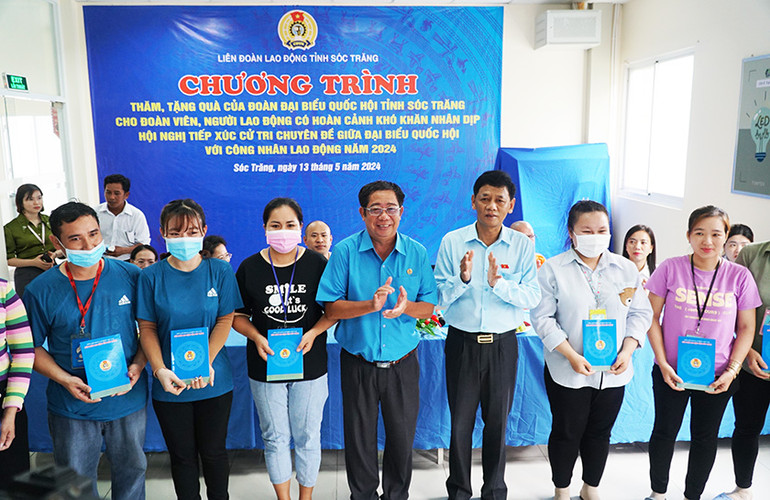 Bí thư Tỉnh ủy Lâm Văn Mẫn và Chủ tịch Công đoàn tỉnh Sóc Trăng Nguyễn Thanh Sơn tặng quà cho công nhân. Bí thư Tỉnh ủy Lâm Văn Mẫn và Chủ tịch Công đoàn tỉnh Sóc Trăng Nguyễn Thanh Sơn tặng quà cho công nhân.