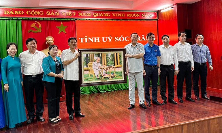 Phó Chủ tịch Quốc hội Trần Quang Phương tặng bức tranh Bác Hồ cho Tỉnh ủy Sóc Trăng.