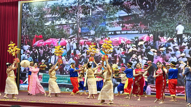 Tiết mục văn nghệ thể hiện tình đoàn kết các dân tộc ở Sóc Trăng.