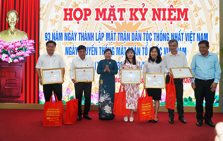 Tặng bằng khen cho các tập thể, cá nhân có nhiều đóng góp cho Quỹ Vì người nghèo tỉnh.