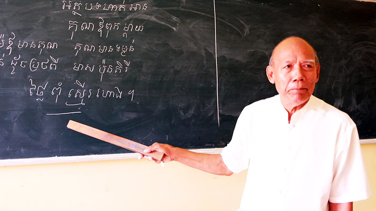 Thầy giáo Lâm Es trong một tiết dạy chữ Khmer Thầy giáo Lâm Es trong một tiết dạy chữ Khmer