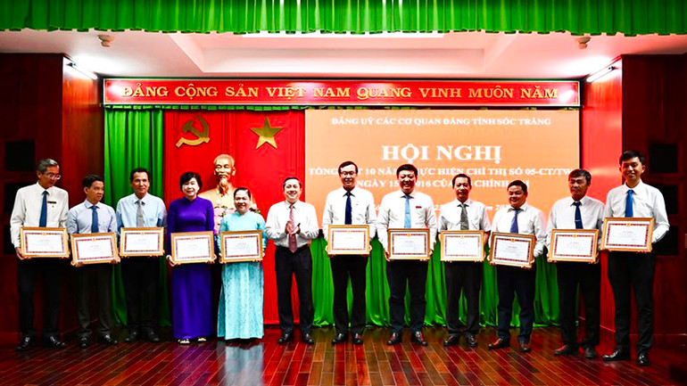 Tuyên dương các cá nhân tiêu biểu trong học tập và làm theo tư tưởng, đạo đức, phong cách Hồ Chí Minh. (Ảnh Tấn Phát)