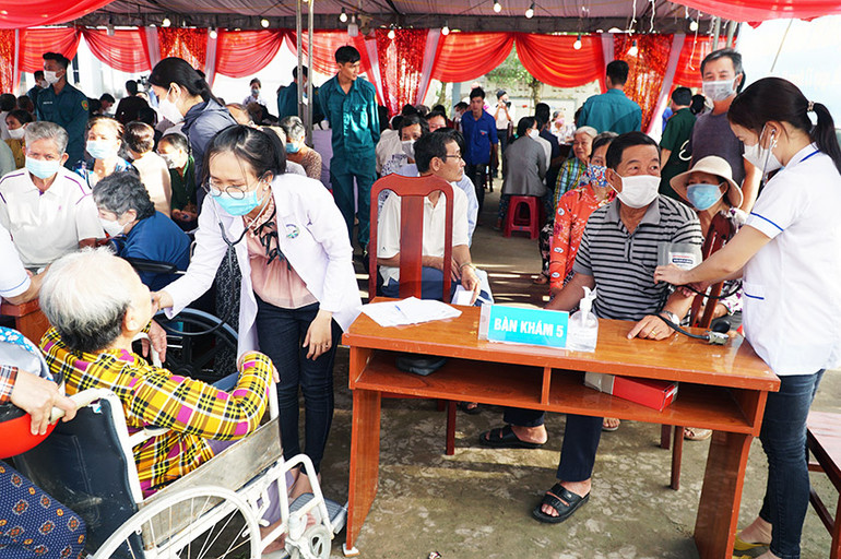 Khám, phát thuốc miễn phí cho người dân nghèo trong hoạt động Tết quân dân.