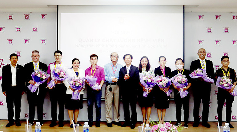 Ban tổ chức tặng hoa cho các diễn giả.