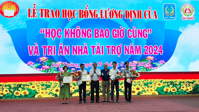 Tặng Bằng khen Ủy ban nhân dân tỉnh cho các nhà tài trợ học bổng.