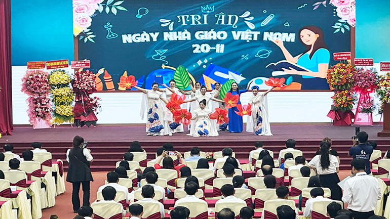 Một tiết mục văn nghệ chào mừng tại buổi họp mặt. Một tiết mục văn nghệ chào mừng tại buổi họp mặt.