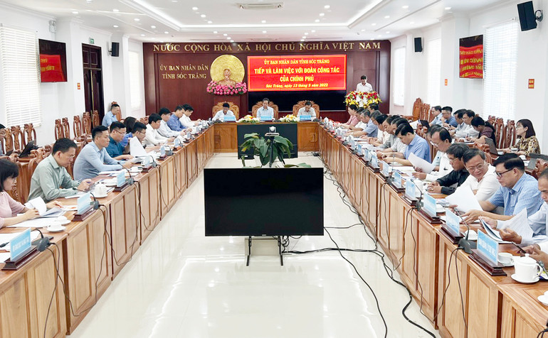 Quang cảnh buổi làm việc. Quang cảnh buổi làm việc.