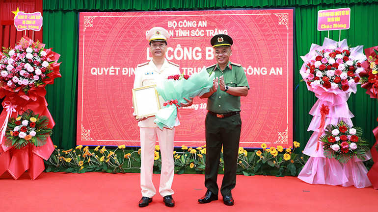 Đại tá Bùi Quốc Khánh - Giám đốc Công an tỉnh trao quyết định của Bộ trưởng Công an cho Đại tá Bùi Đức An.