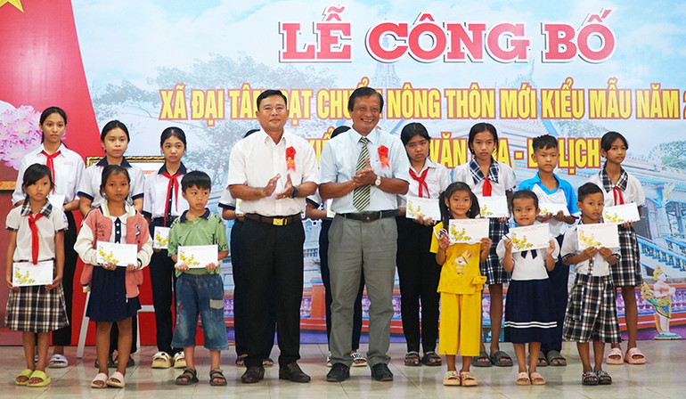 Tặng học bổng cho các học sinh vượt khó học giỏi của xã Đại Tâm. Tặng học bổng cho các học sinh vượt khó học giỏi của xã Đại Tâm.