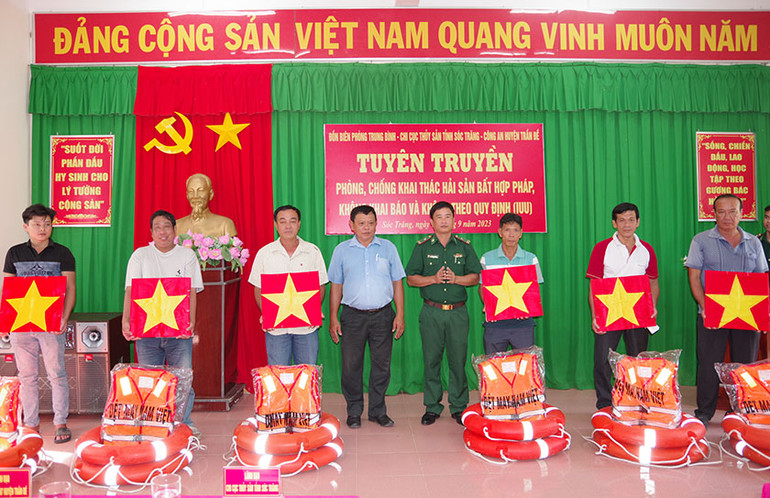 Tặng cờ Tổ quốc và áo phao cho ngư dân tại buổi tuyên truyền Tặng cờ Tổ quốc và áo phao cho ngư dân tại buổi tuyên truyền