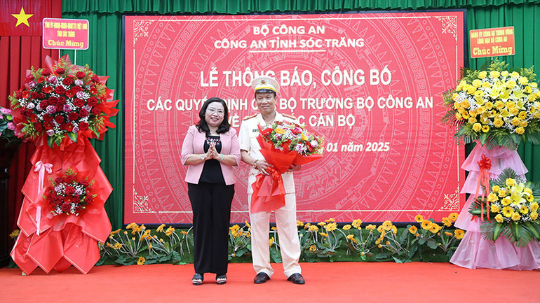 Đồng chí Hồ Thị Cẩm Đào, Phó Bí thư Thường trực Tỉnh ủy Sóc Trăng, tặng hoa chúc mừng Đại tá Phạm Quốc Việt.