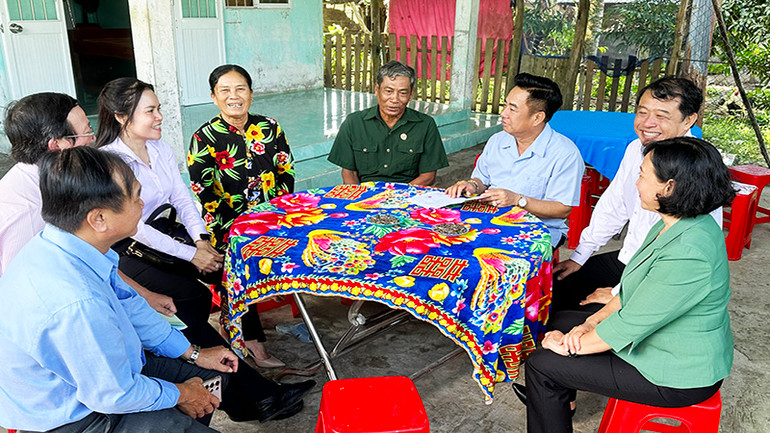 Đoàn giám sát đến thăm gia đình thụ hưởng các chương trình.