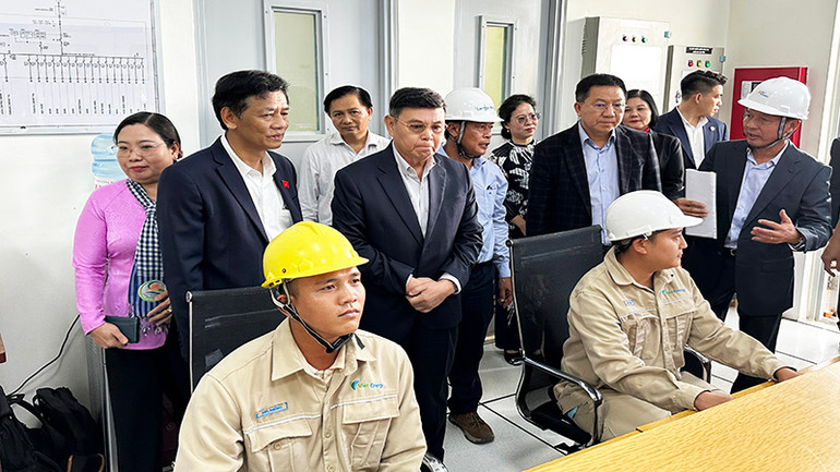 Đoàn đại biểu cấp cao Quốc hội Lào khảo sát Nhà máy Điện gió Lạc Hòa.