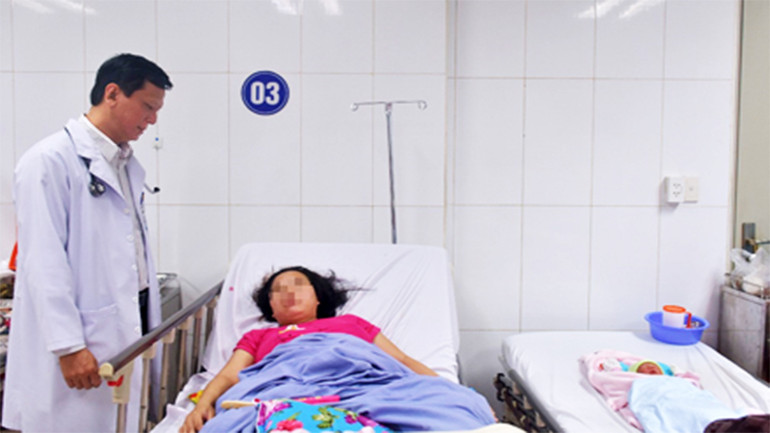 Bác sĩ thăm khám sức khỏe sản phụ L. và bé.