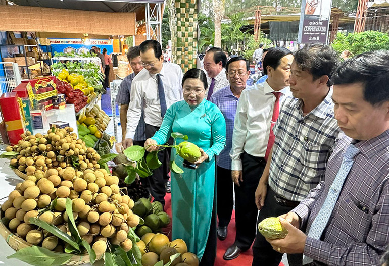 Các đại biểu tham quan gian hàng OCOP của các địa phương Các đại biểu tham quan gian hàng OCOP của các địa phương