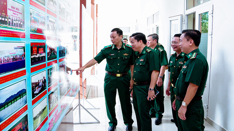 Thiếu tướng Hoàng Hữu Chiến và các đại biểu tham quan hình ảnh thi đua của bộ đội.