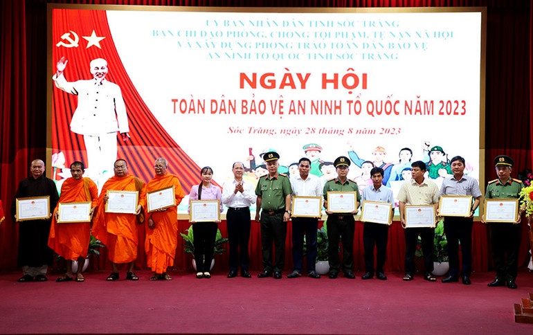 Khen thưởng các mô hình bảo đảm an ninh trật tự tiêu biểu. Khen thưởng các mô hình bảo đảm an ninh trật tự tiêu biểu.